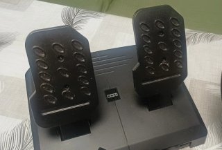 Volante Hori con Pedales para PS4/PS5