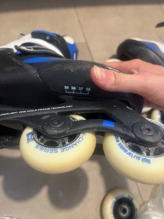 Patines en línea blancos y azules
