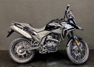 CYCLONE CARRERA 125CC Moto Aventura Negra
