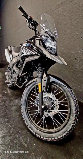 CYCLONE CARRERA 125CC Moto Aventura Negra