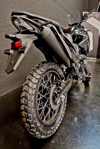 CYCLONE CARRERA 125CC Moto Aventura Negra