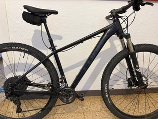Bicicleta de montaña negra