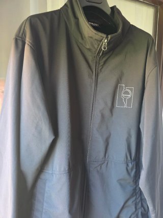 Chaqueta negra con logo hombre