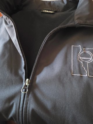 Chaqueta negra con logo hombre