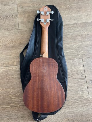 Ukelele electroacústico 4sten con funda casi nuevo
