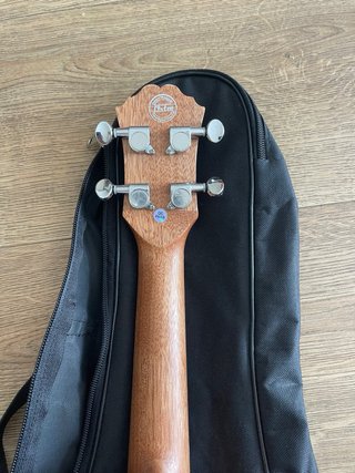 Ukelele electroacústico 4sten con funda casi nuevo