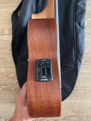 Ukelele electroacústico 4sten con funda casi nuevo