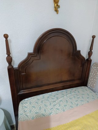 Camas de madera de nogal,  armario y mesita