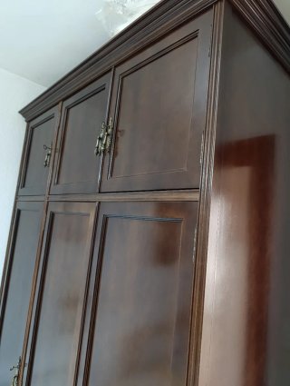 Camas de madera de nogal,  armario y mesita