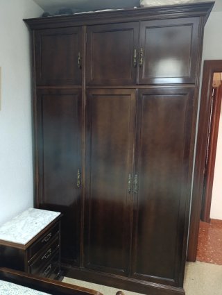 Camas de madera de nogal,  armario y mesita