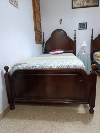 Camas de madera de nogal,  armario y mesita