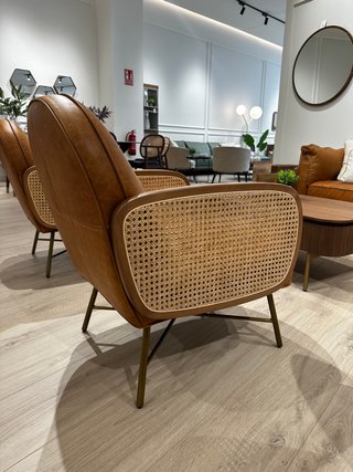 Sillón de cuero y ratán