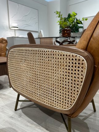 Sillón de cuero y ratán