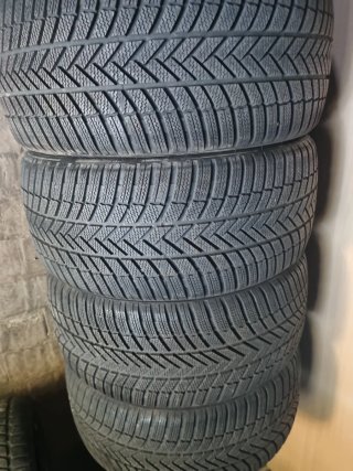 Neumáticos de invierno 285 40r21 109v brigestone