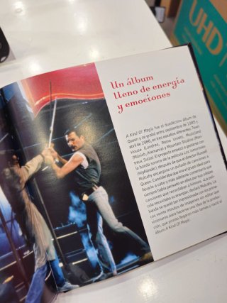 Libro CD Queen A Kind Of Magic