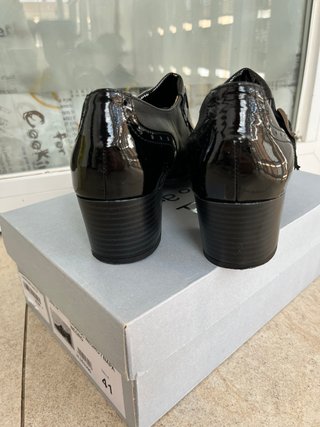 Zapatos de charol negros de tacón con hebilla