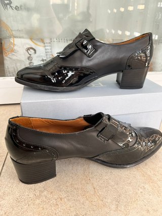 Zapatos de charol negros de tacón con hebilla