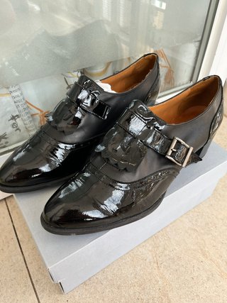 Zapatos de charol negros de tacón con hebilla