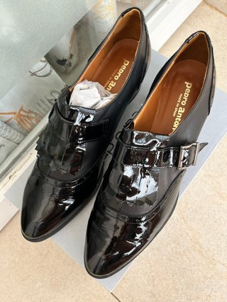 Zapatos de charol negros de tacón con hebilla