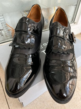 Zapatos de charol negros de tacón con hebilla