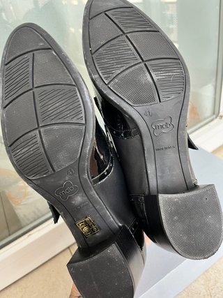 Zapatos de charol negros de tacón con hebilla