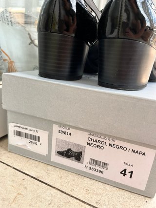 Zapatos de charol negros de tacón con hebilla