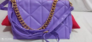 Bolso morado con cadena dorada