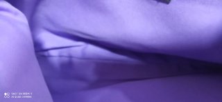 Bolso morado con cadena dorada