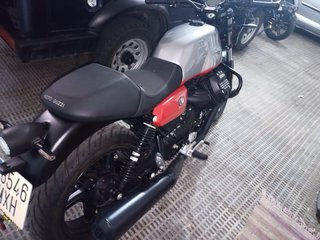 Moto Guzzi V7 Roja y Plata