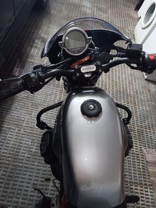 Moto Guzzi V7 Roja y Plata