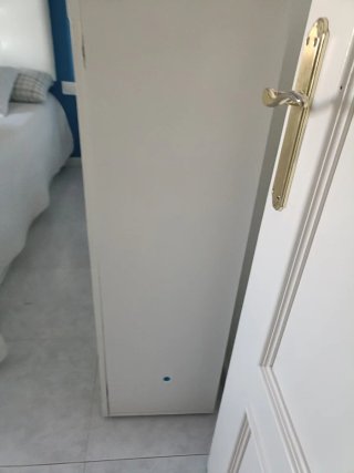 Estantería blanca con puerta de cristal
