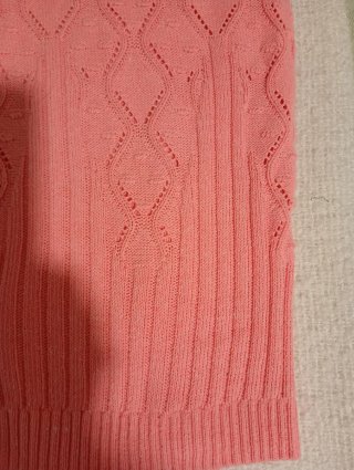 Jersey de algodón rosa con calados en rombos.