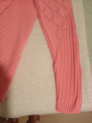 Jersey de algodón rosa con calados en rombos.