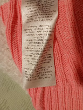 Jersey de algodón rosa con calados en rombos.