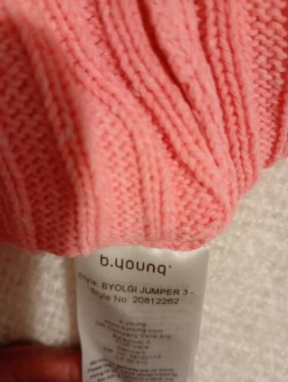 Jersey de algodón rosa con calados en rombos.