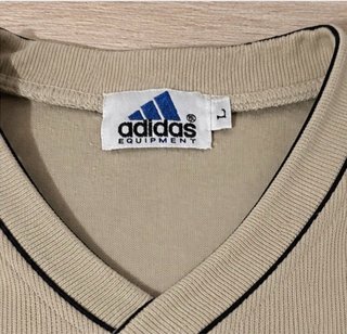 Camiseta Adidas Beige V-Neck como nueva