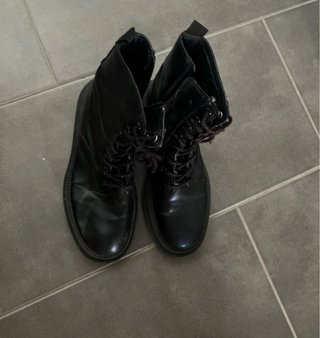 Botas negras con cordones