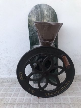Trituradora antigua con rueda decorativa