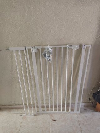 Valla de seguridad infantil blanca