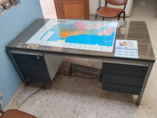 Mesa metálica oficina tapa cristal