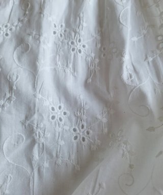 Vestido de verano blanco bordado