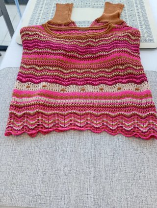 Jersey corto calado rosa y marrón