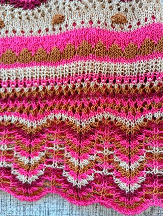 Jersey corto calado rosa y marrón