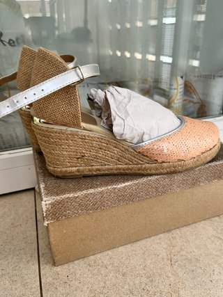 Zapatos de cuña dorados y rosas con lentejuelas