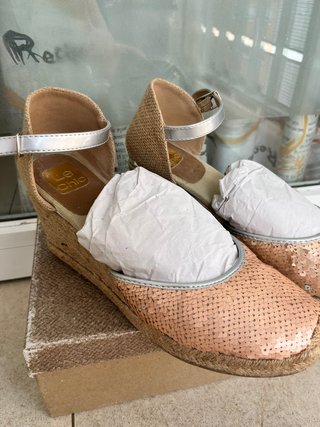 Zapatos de cuña dorados y rosas con lentejuelas