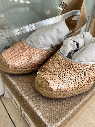 Zapatos de cuña dorados y rosas con lentejuelas
