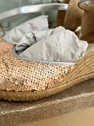 Zapatos de cuña dorados y rosas con lentejuelas