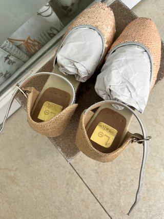 Zapatos de cuña dorados y rosas con lentejuelas