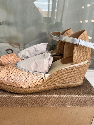 Zapatos de cuña dorados y rosas con lentejuelas