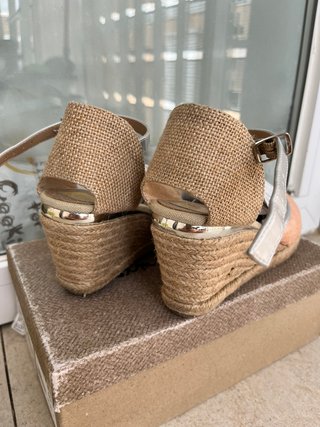 Zapatos de cuña dorados y rosas con lentejuelas